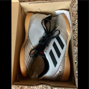 NIB kids Adidas Predator size 1Y shoes